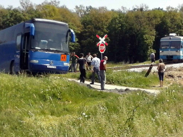 Učenici su izašli iz autobusa te organizirali akciju spašavanja