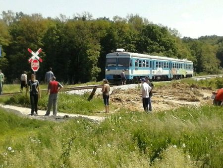 Vlak se zaustavio nedaleko autobusa