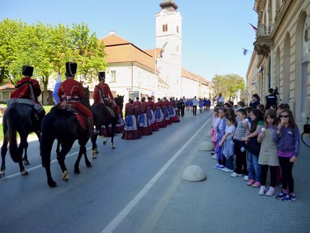 Ban Jelačić projahao je glavom ulicom u pratnji djevojačke garde, mažoretkinja i svojih konjanika