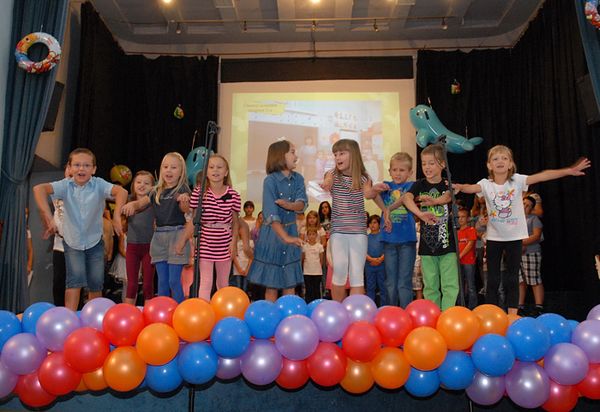 Stariji su učenici prvašima pjevali, plesali i glumili