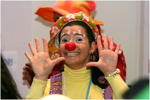 Annalisa kao klaun koji razveseljava bolesnu djecu
