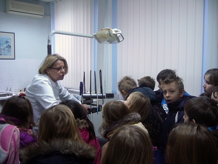 Učenicima se svidio zubarski stolac koji im je pokazala stomatologinja Vesna Šanko-Šikač