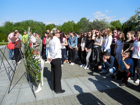 Na Memorijalnome groblju, najvećoj europskoj masovnoj grobnici na 2. svjetskog rata