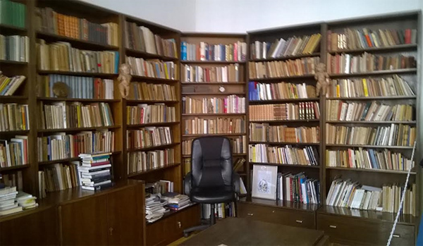 Radna soba s bibliotekom u spomen-domu Dragutina Tadijanovića