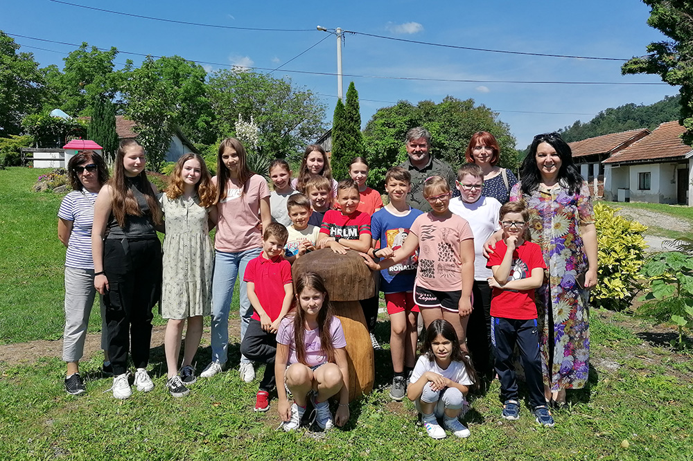 Početkom lipnja učenici koji pohađaju literarnu i novinarsku družinu posjetili su Područnu školu Vojakovački Osijek 