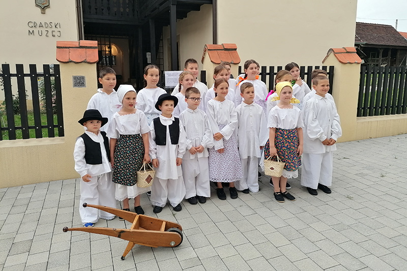 Na 54. Velikom križevačkom spravišču nastupili su učenici PŠ Glogovnica izvodeći dječje narodne pjesme i plesove obučeni u narodne nošnje svojega sela