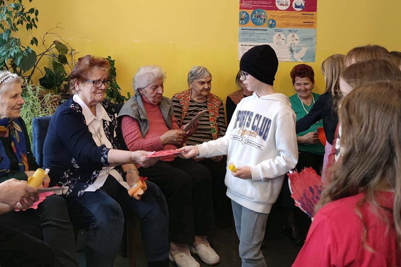 Učiteljice Suzana Balić i Josipa Rabadžija povele su svoje učenike u posjet Domu za starije i nemoćne Novak